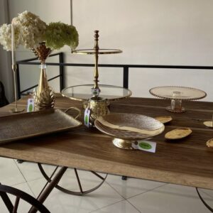 MESA DE POSTRES DORADA