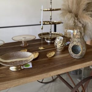 MESA DE POSTRES DORADA